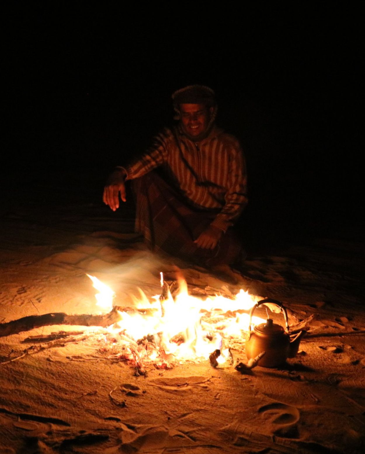 Feu de camp bédouin dans le empty quarter