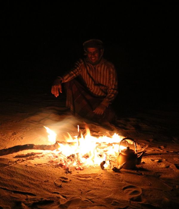 Feu de camp bédouin dans le désert du Rub al khali