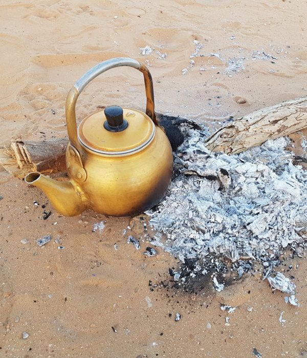 Feu de camp dans le désert Empty quarter : Rub al khali